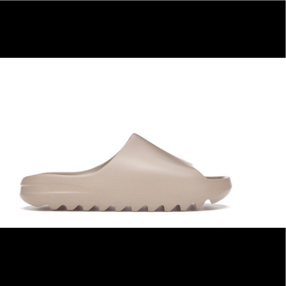 Pure pure Yeezy slides